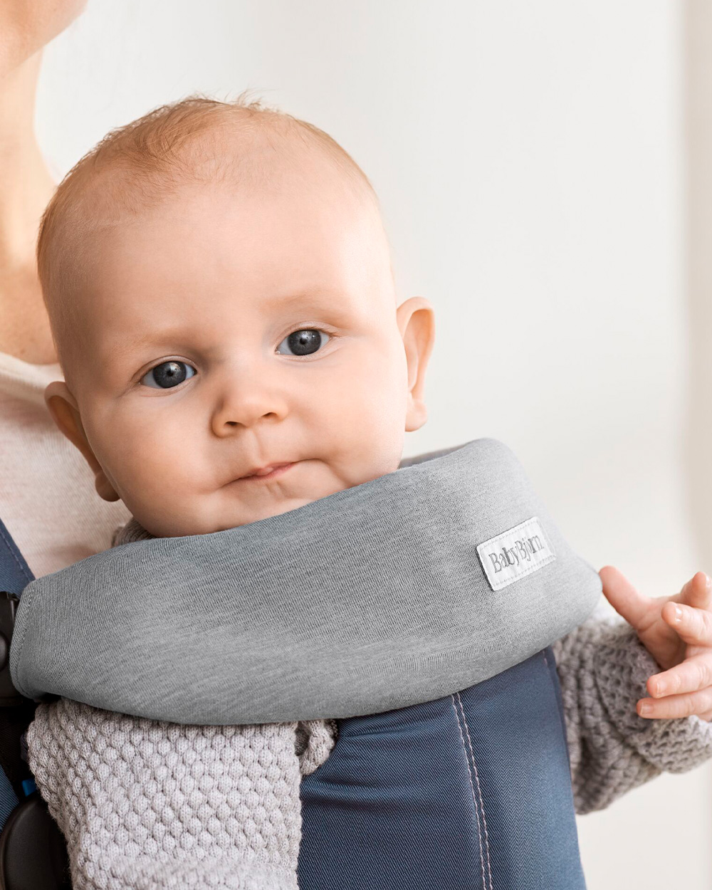 Bavoir porte-bébé Move et Mini Coloris gris clair Babybjörn