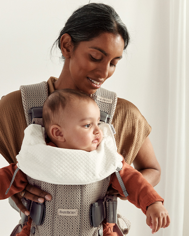 Bavoir porte-bébé One Coloris blanc Babybjörn