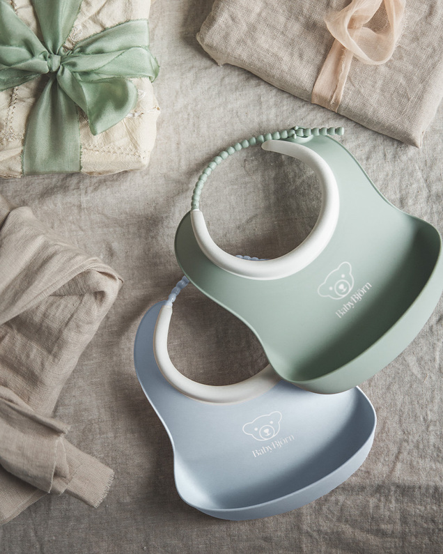 Lot de 2 bavoirs récupérateurs Coloris vert pastel/bleu pastel  Babybjörn