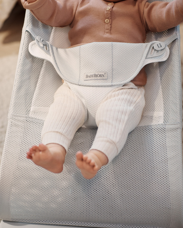 Transat Balance Soft Mesh Coloris argent/blanc Babybjörn