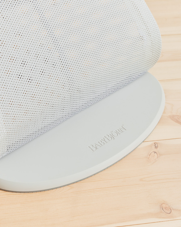 Transat Balance Soft Mesh Coloris argent/blanc Babybjörn
