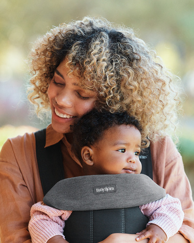 Bavoir porte-b&eacute;b&eacute; Move et Mini Coloris gris fonc&eacute;  Babybj&ouml;rn