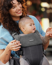 Bavoir porte-bébé Harmony Coloris gris foncé Babybjörn