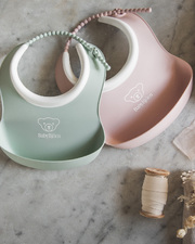 Lot de 2 bavoirs récupérateurs Coloris vert pastel/rose pastel Babybjörn