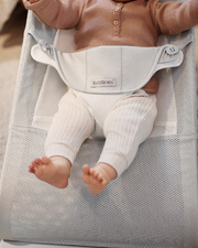 Transat Balance Soft Mesh Coloris argent/blanc Babybjörn