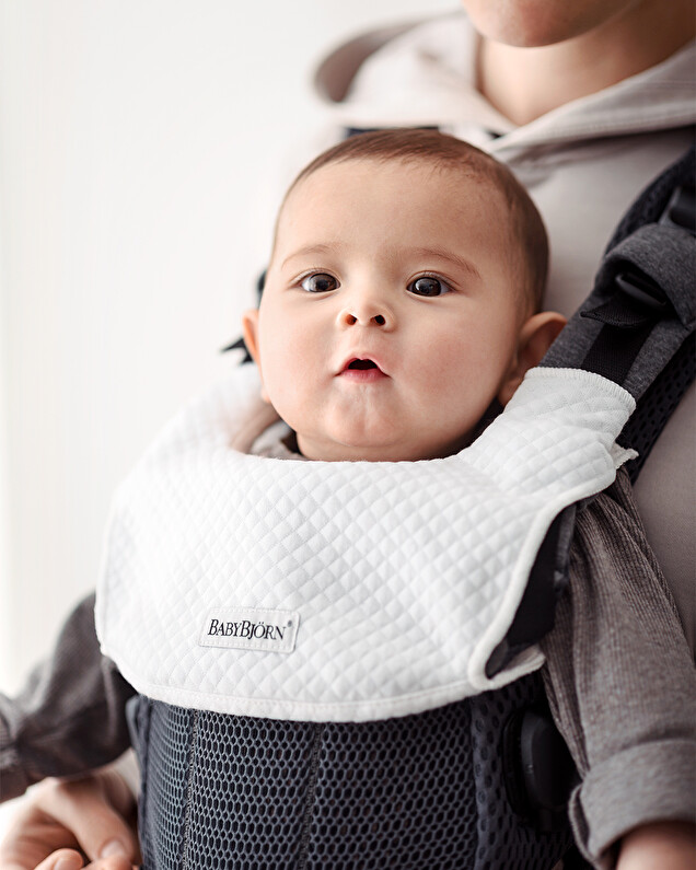 Bavoir porte-bébé Harmony Coloris blanc  Babybjörn