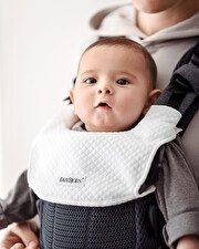 Bavoir porte-bébé Harmony Coloris blanc Babybjörn