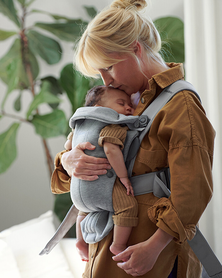 Porte-bébé Mini Jersey 3D Coloris gris clair Babybjörn